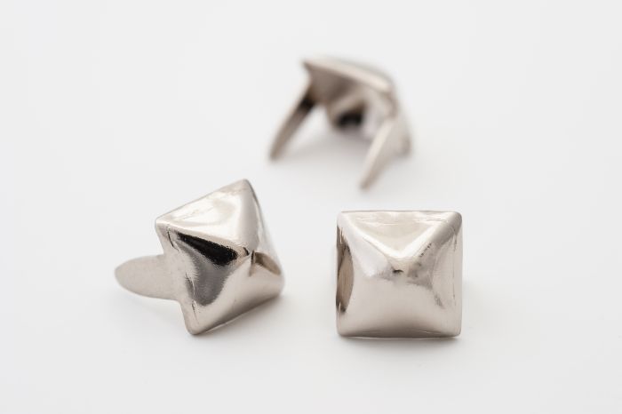 stud pyramid small silver product hero
