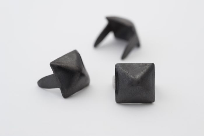 stud Pyramid small black product hero