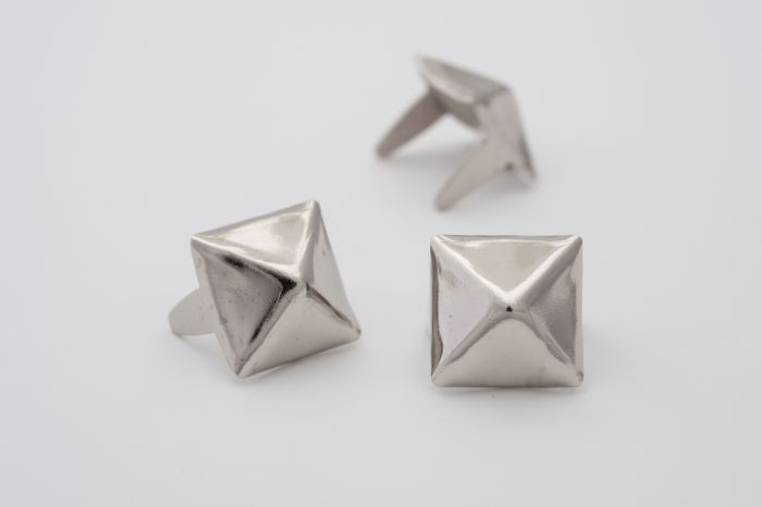 stud pyramid medium silver product hero