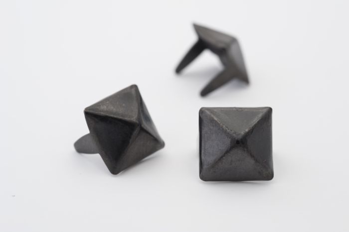 stud pyramid medium black product hero