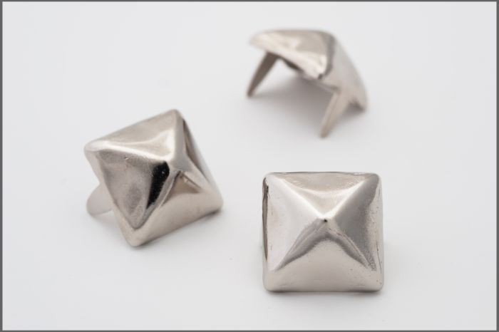stud pyramid medium brass product hero