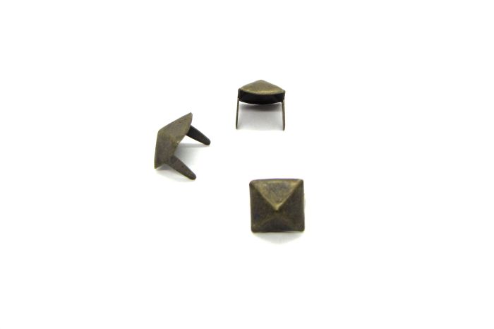 stud pyramid medium Antique Brass product hero